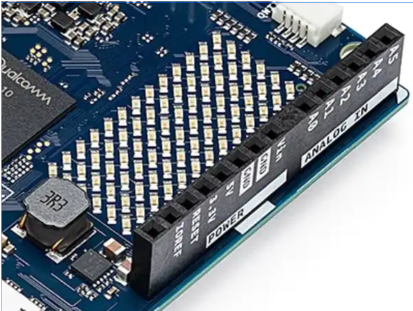 pines analógicos en Arduino UNO Q.